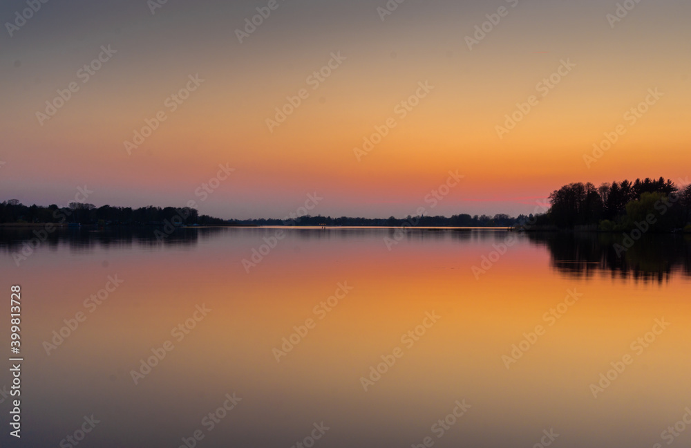 Sonnenuntergang am See mit Spiegelung