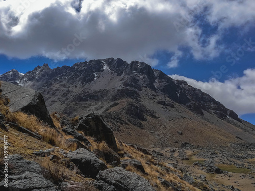 Montañas nevadas en los andes peruanos
