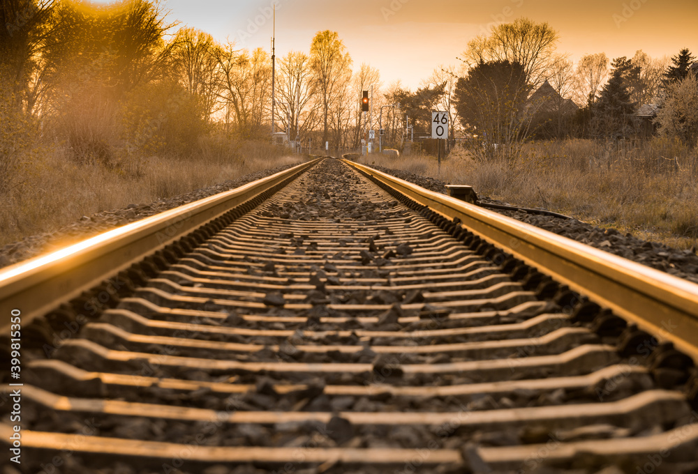 Fototapeta premium goldene Stunde am Gleis