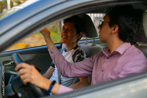 Learning to drive. Two young men in a driving session © Nuestrobanco