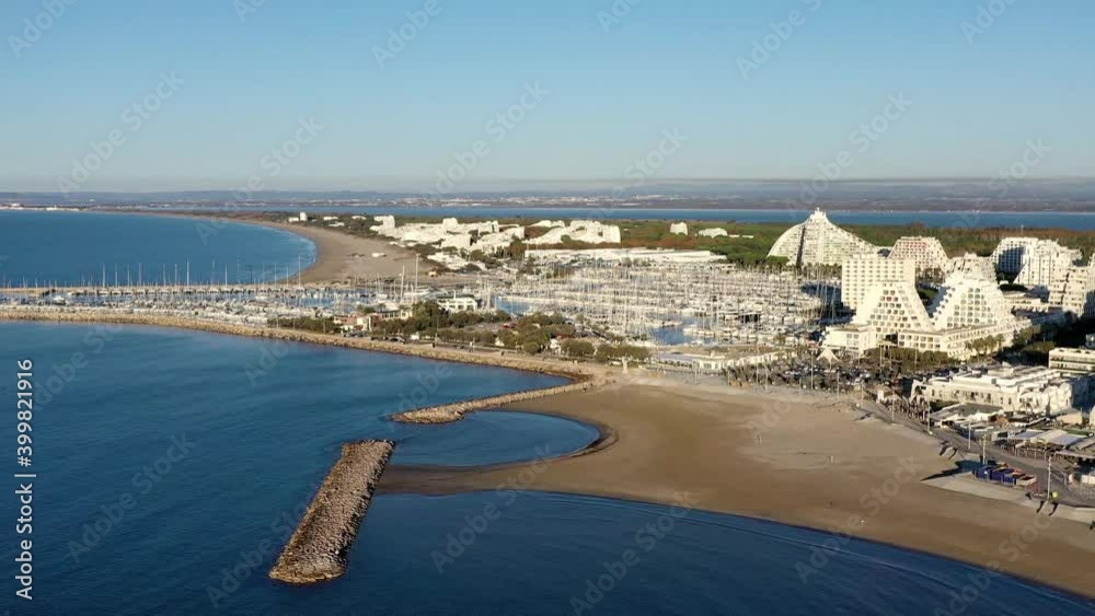 Survol de la Grande-Motte et des étangs près de Montpellier