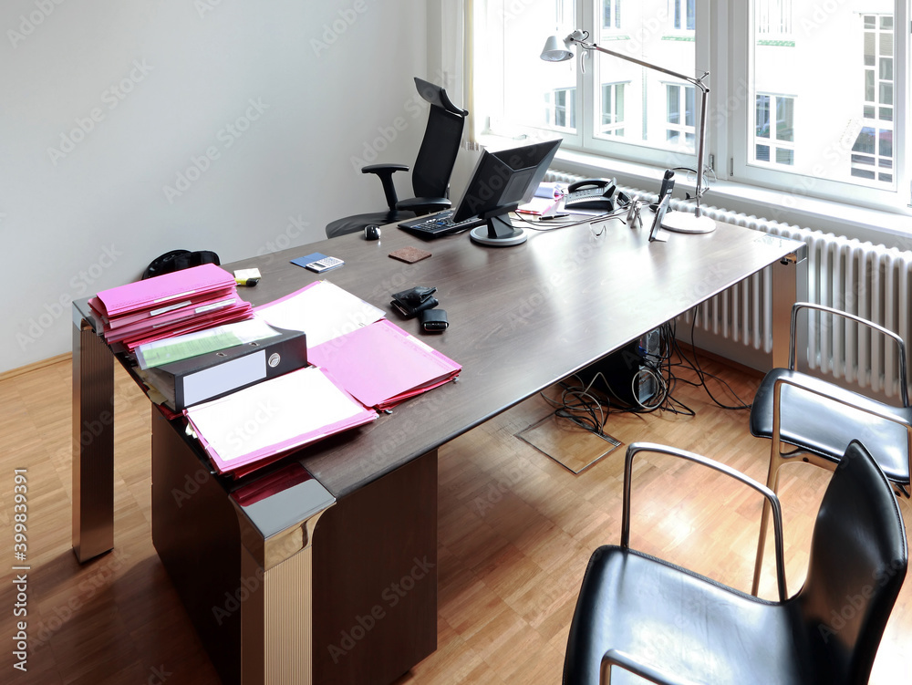 Grosser Schreibtisch im Büro Grosser Schreibtisch im Büro