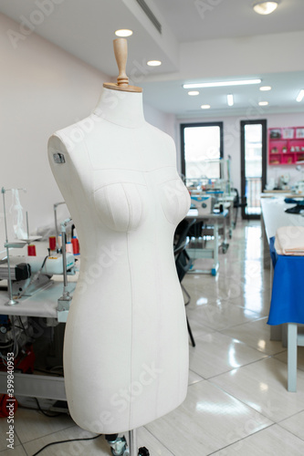 Sartorial mannequin in atelier interior © Retan