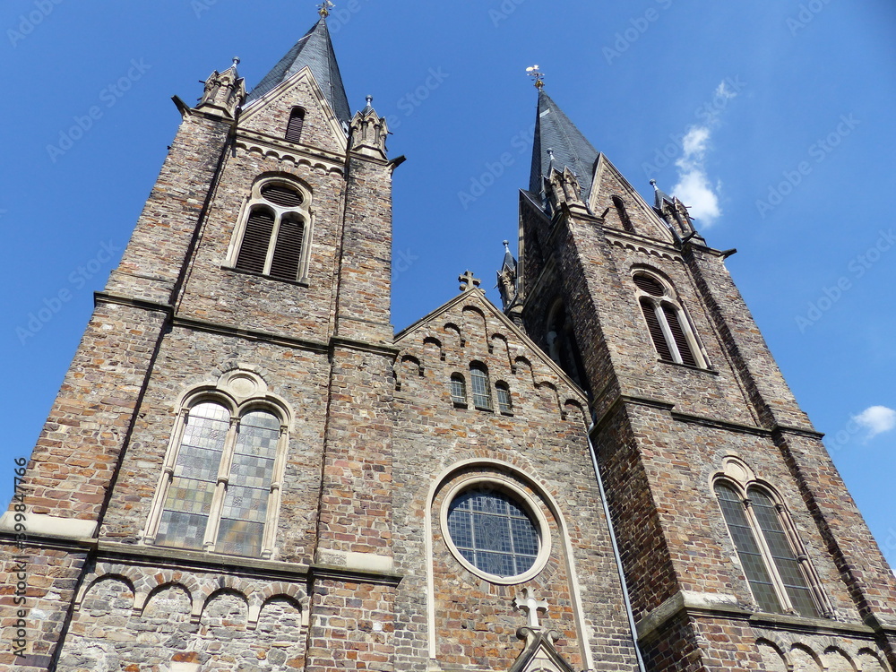 Fototapeta premium St.-Rupertus und St.-Hildegard Pfarrkirche in Bingen-Bingerbrück am Rhein