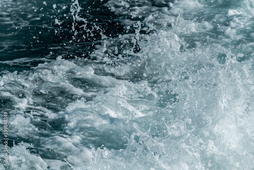 Breaking waves in the sea © Tuba