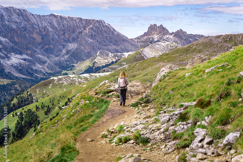 Konstfotografi female hiker hiking in the austrian dolomites