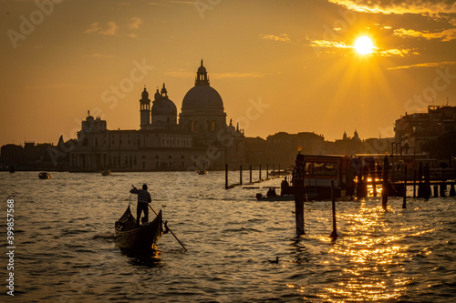 Santa Maria della Salute in Venice at sunset © Andrea Aigner