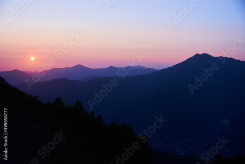 Photos Violet sunrise in the mountains