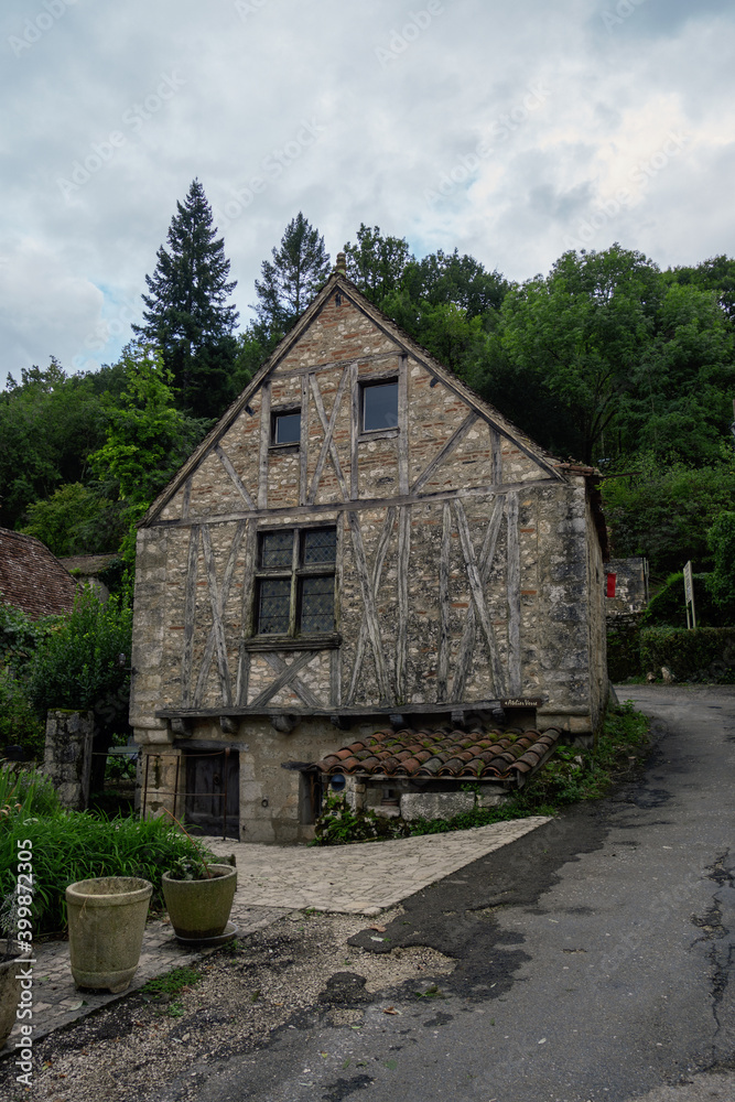 Sur le chemin de Compostelle, sur la voie du Célé, divers paysages, villes est villages traversés. Sur le chemin de Compostelle, sur la voie du Célé, divers paysages, villes est villages traversés.