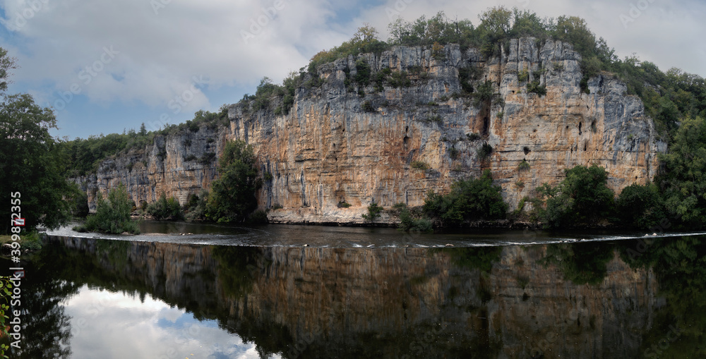 Sur le chemin de Compostelle, sur la voie du Célé, divers paysages, villes est villages traversés. Sur le chemin de Compostelle, sur la voie du Célé, divers paysages, villes est villages traversés.
