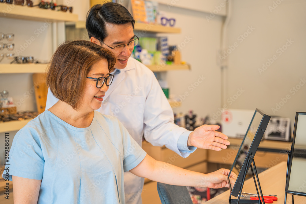 Obraz premium client choosing new eyeglasses frame for her new eyeglasses