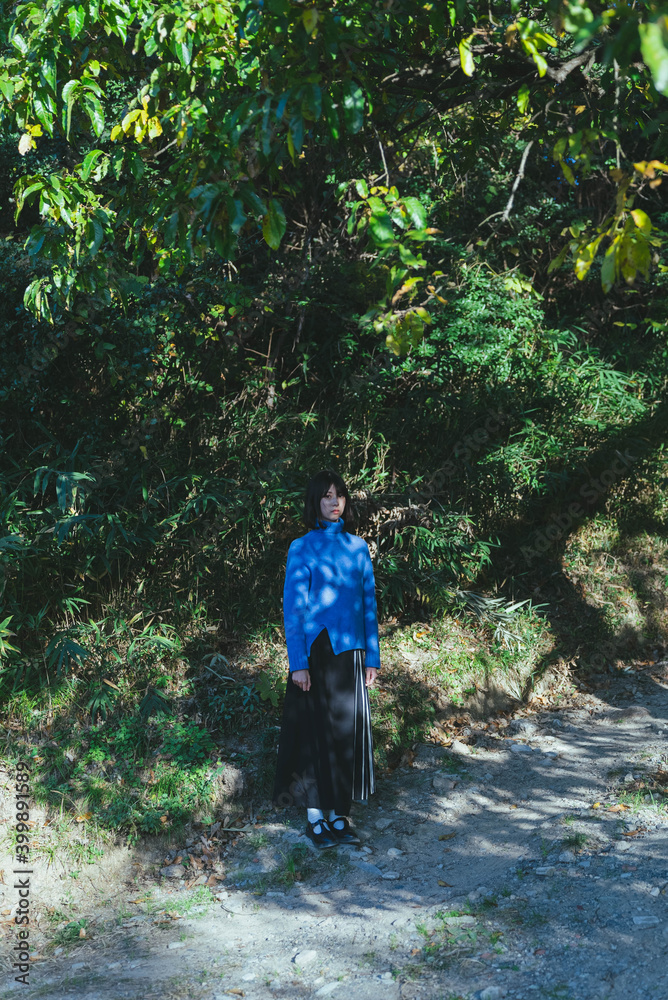 山道を散策する女性