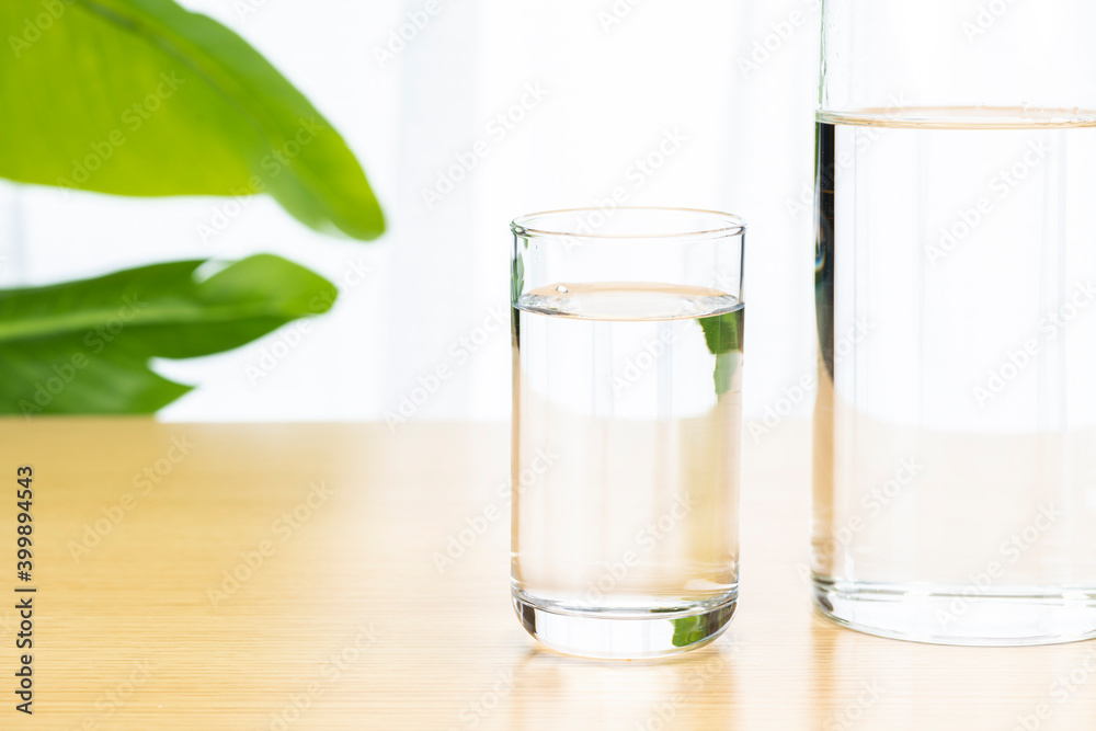 さわやかな部屋のテーブルに飲料水
さわやかな部屋のテーブルに飲料水