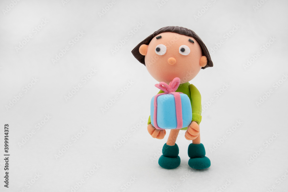 手づくり粘土のプレゼントを持つ女の子 手づくり粘土のプレゼントを持つ女の子