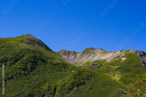 夏の青空と仙丈ケ岳カール