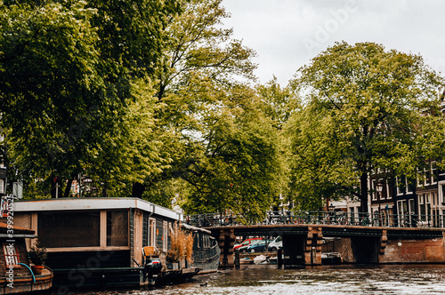 Canvas Print train in the city