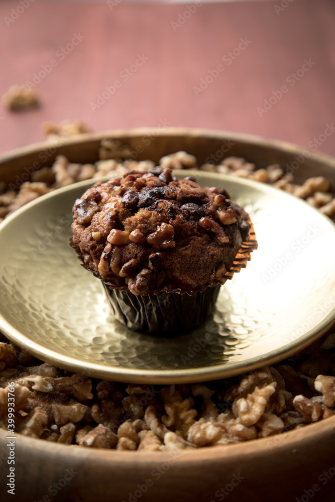Walnuss Muffin in gold Messing Metall und Holz Schale mit Nüsse auf Holz Tisch Hintergrund Walnuss Muffin in gold Messing Metall und Holz Schale mit Nüsse auf Holz Tisch Hintergrund