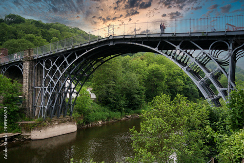 Foto The Iron Bridge is a cast iron arch bridge that crosses the River Severn in Shropshire, England
