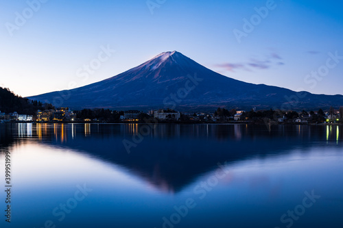 河口湖から眺める冬の富士山 朝景