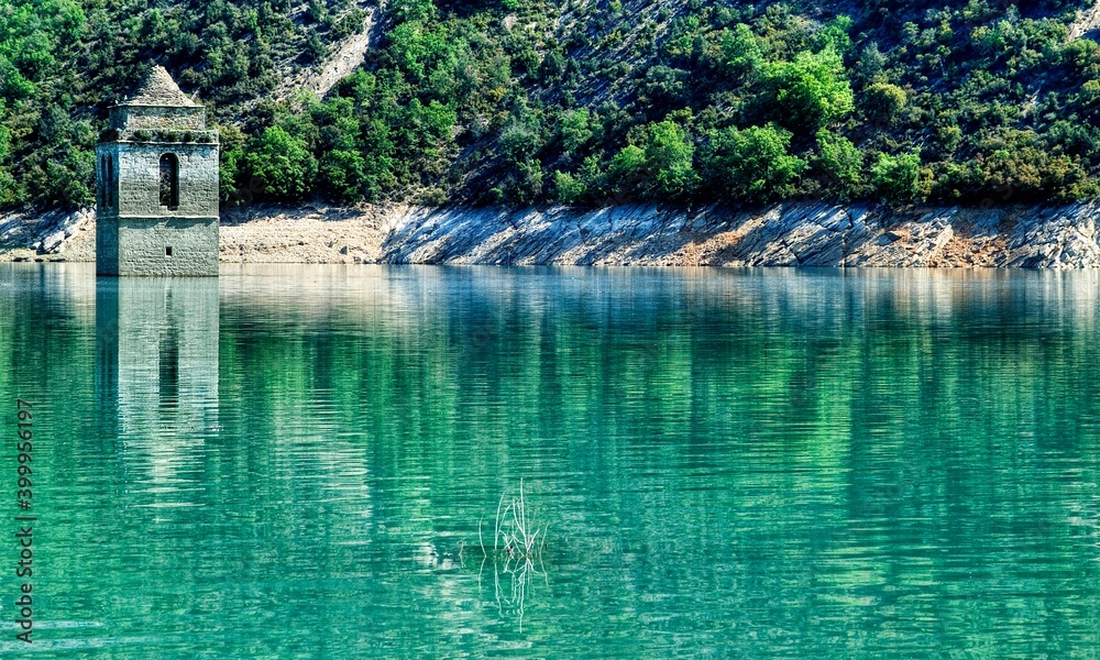 Naklejka premium Clocher de l'église immergée de Mediano, Espagne