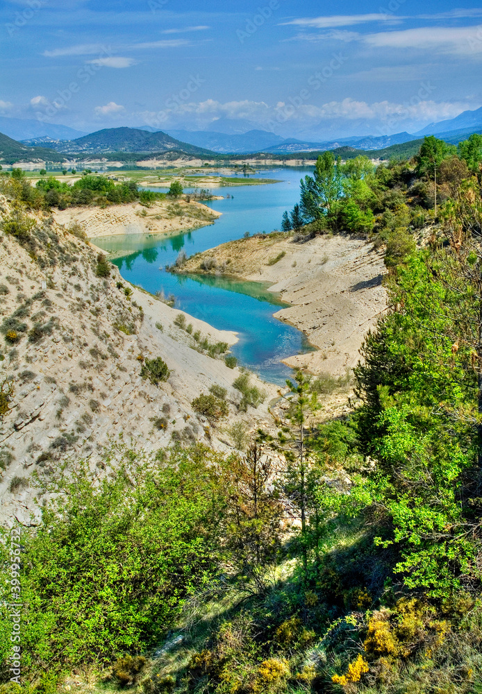 Vue panoramique du lac de Mediano en Aragon, Espagne