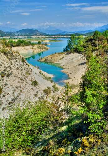 Vue panoramique du lac de Mediano en Aragon  Espagne