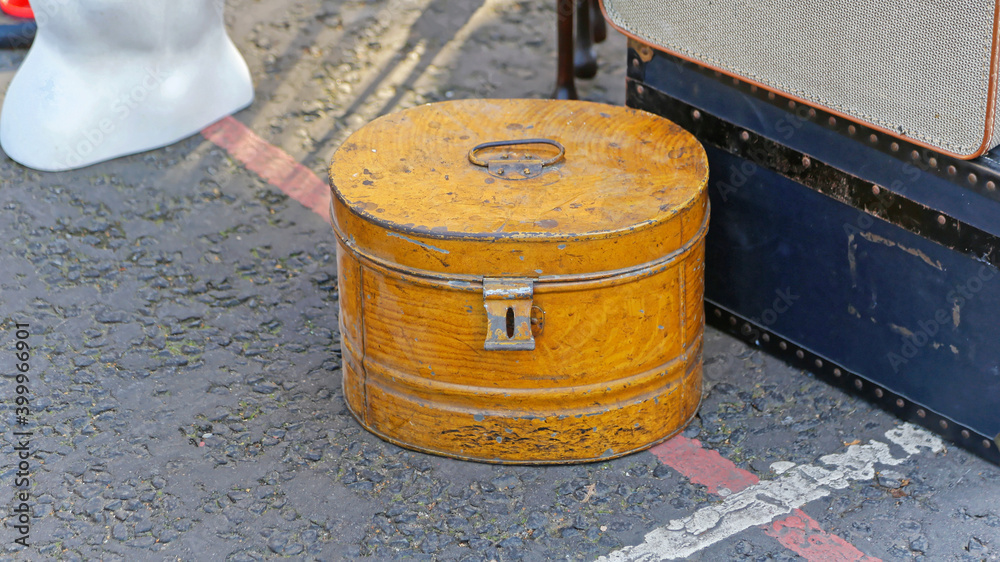 Naklejka premium Round Tin Box