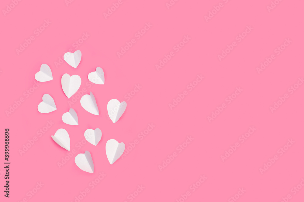 Corazones blancos de papel volando sobre un fondo rosa pastel liso y aislado. Vista superior. Copy space. Concepto: Día de San Valentín, matrimonio, día de la madre, concepto de amor.