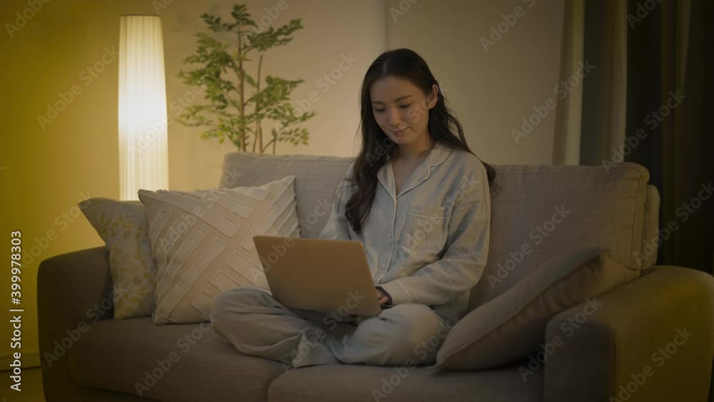 パソコンを使っている若い女性 パソコンを使っている若い女性