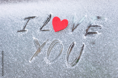 Foto Valentine's Day concept with red felt heart on snow background