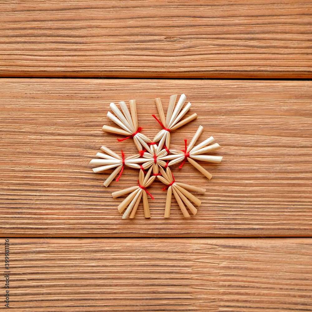 The snowflake is made of straw and tied with red threads