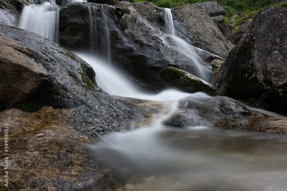 Bachläufe, Flüsse und Wasserfälle im wunderschönen Verzascatal in der Schweiz im Tessin, ein tolles Reiseziel für den nächsten Urlaub, wenn man die Natur erleben will