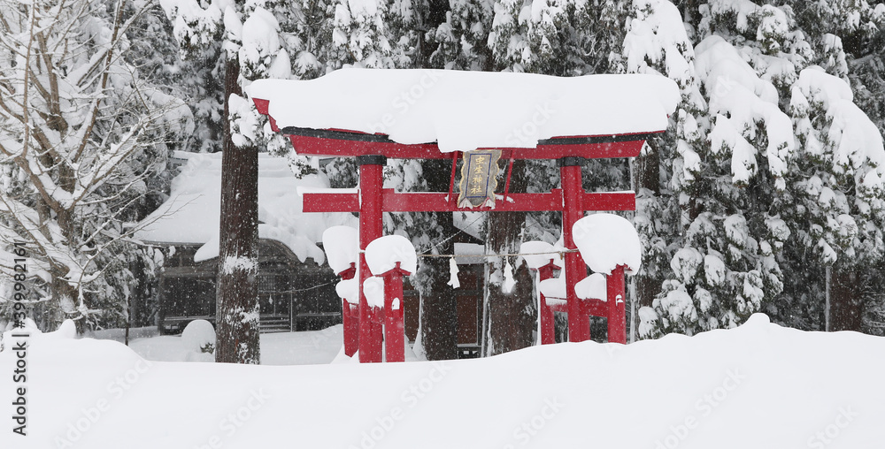 Naklejka premium 豪雪地帯の冬（雪に覆われた神社の鳥居）