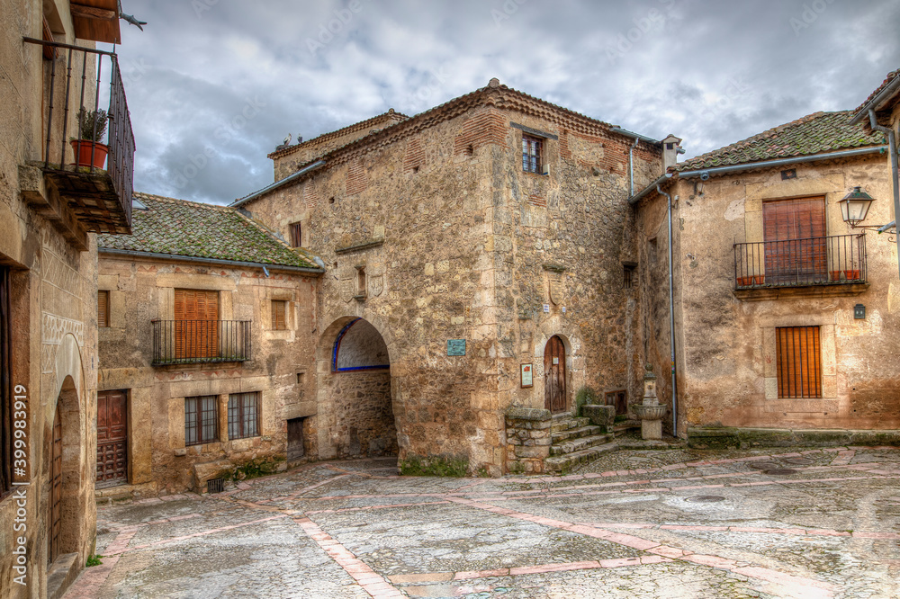 Imagen de la plaza de la carcel de Pedraza que es una turística villa de Segovia .