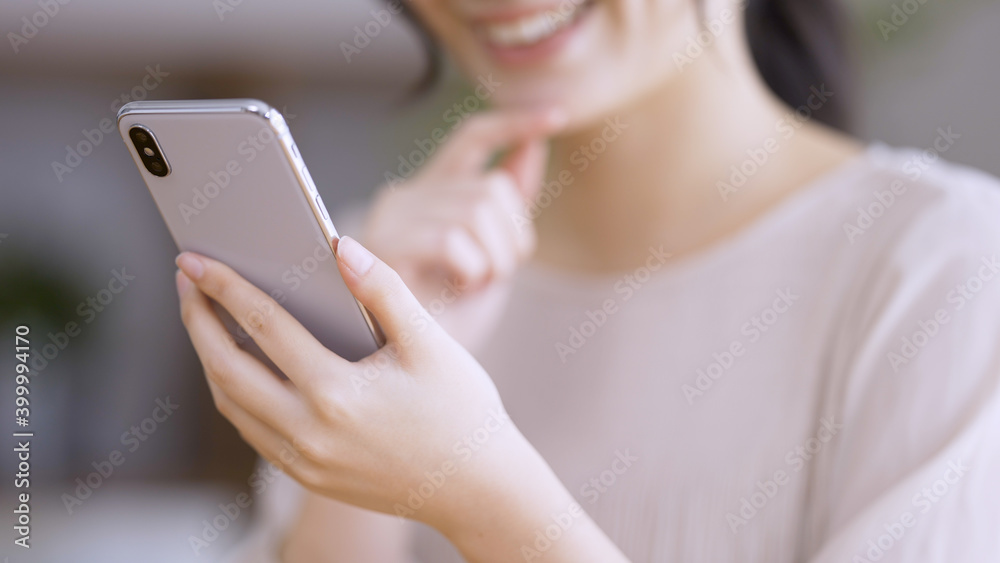 スマートフォンを使う若い女性