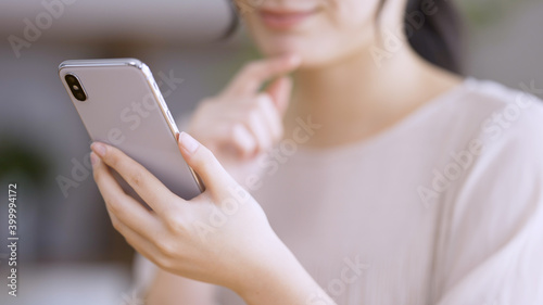 スマートフォンを使う若い女性 photo
