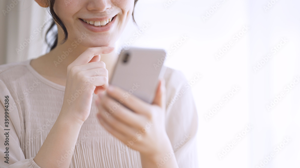 スマートフォンを使う若い女性 スマートフォンを使う若い女性