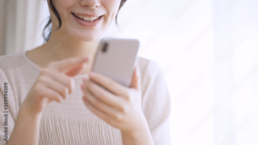 スマートフォンを使う若い女性 スマートフォンを使う若い女性