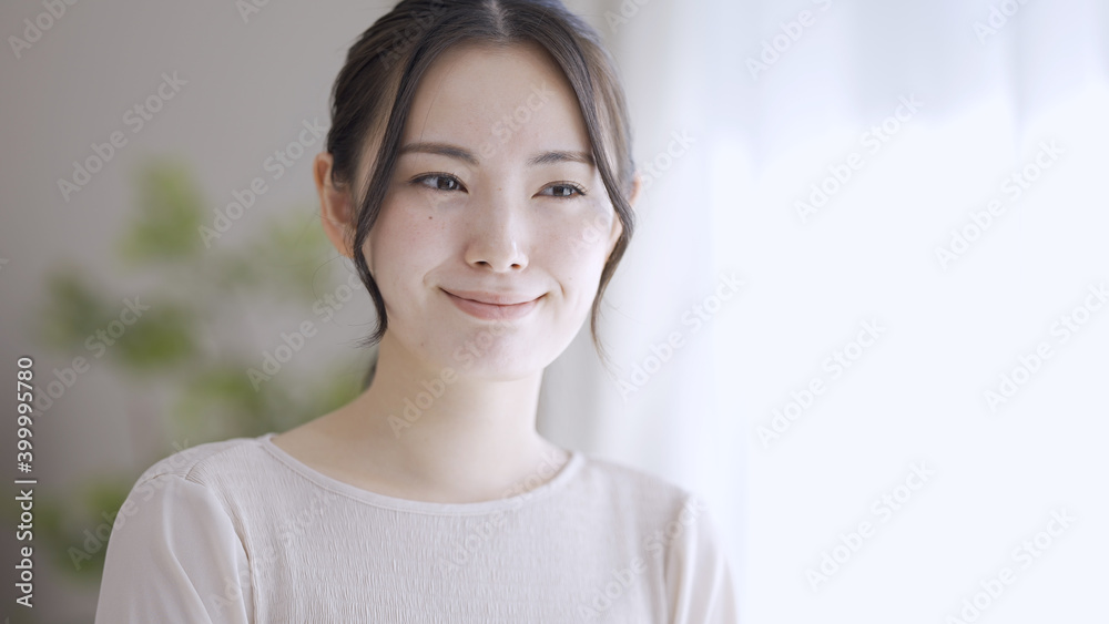 笑顔の若い女性 笑顔の若い女性