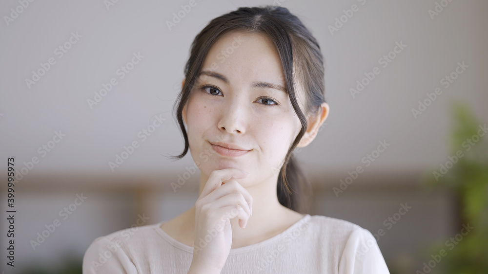 考えている若い女性 考えている若い女性