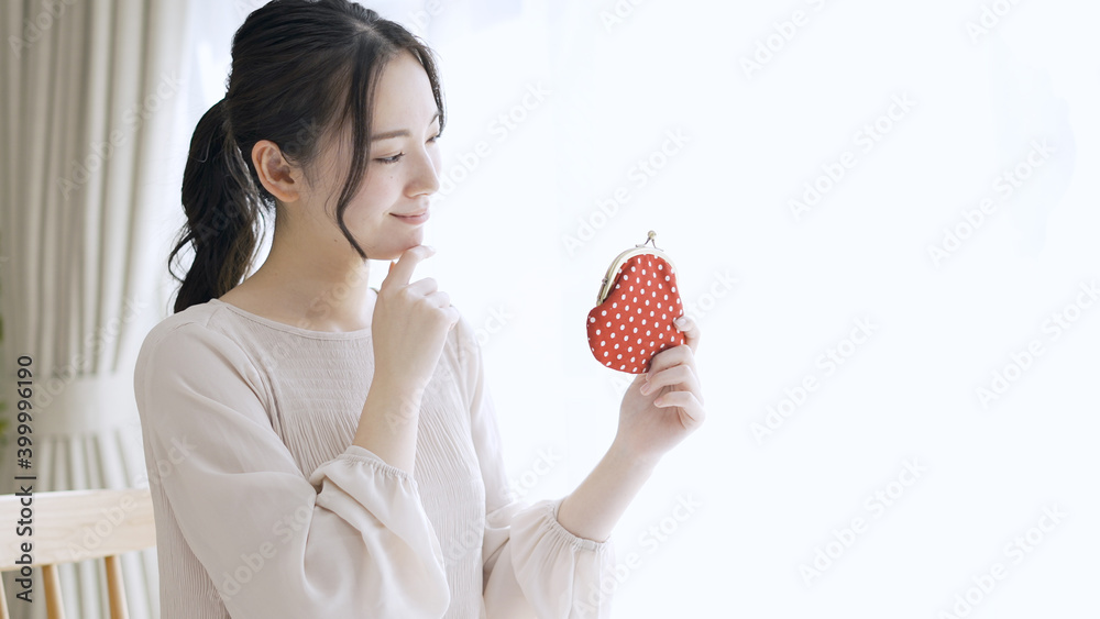 財布を持っている若い女性 財布を持っている若い女性