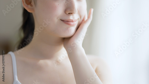 Cuadro en lienzo 若い女性がスキンケアをしている