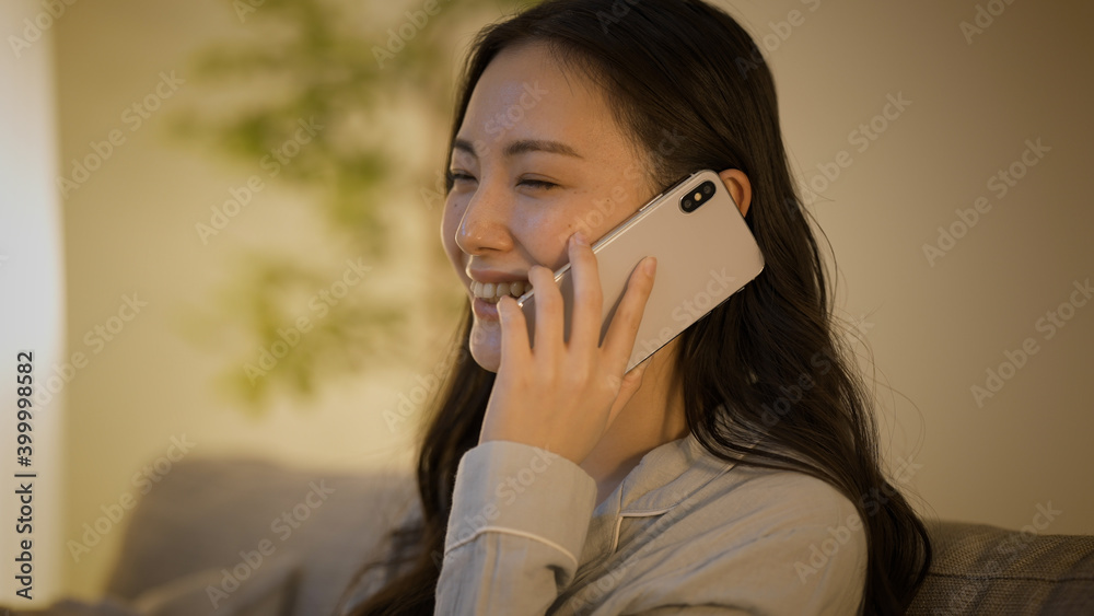 Φωτογραφία 携帯電話で通話をしている若い女性