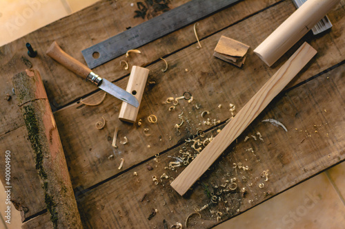Herramientas de carpintero en mesa vieja de madera con virutas de serrín de trabajar con la navaja