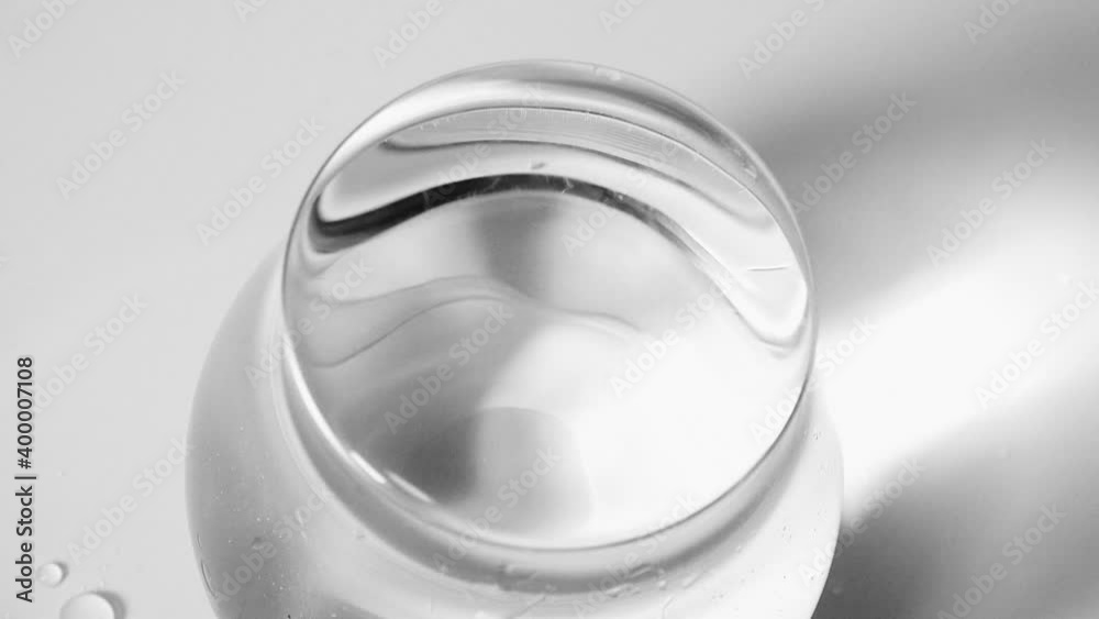 水の波紋、コップに注がれる水、揺れる水面 水の波紋、コップに注がれる水、揺れる水面