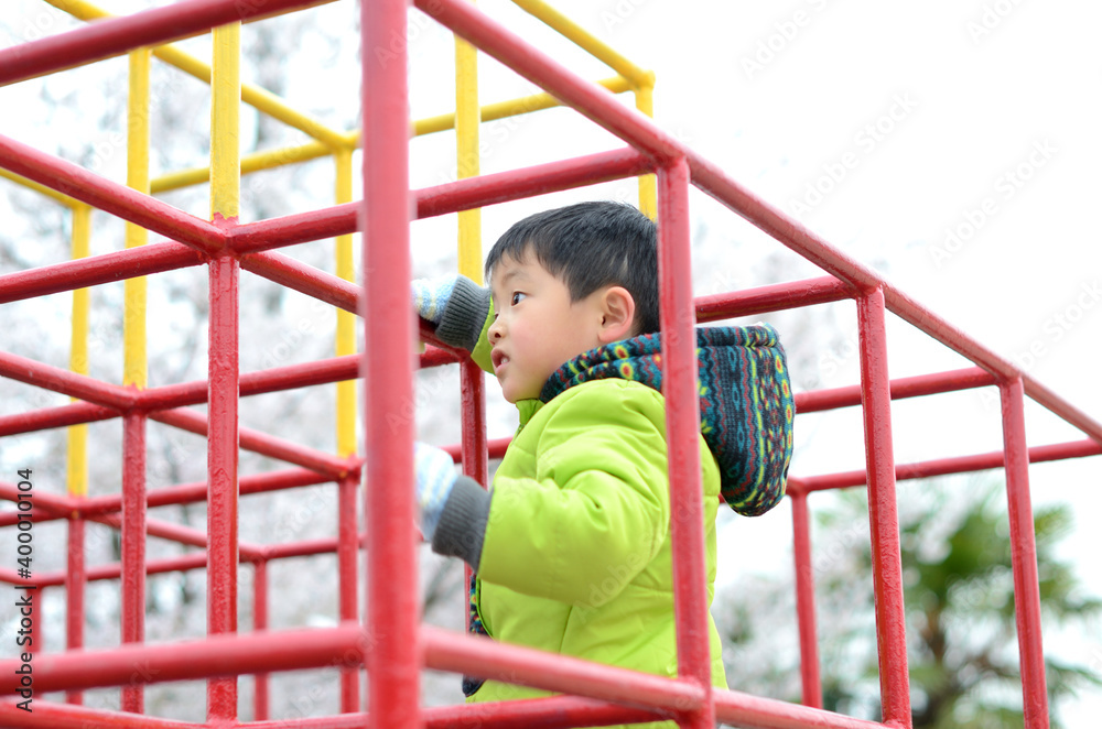 Obraz premium 遊具で遊ぶ子供