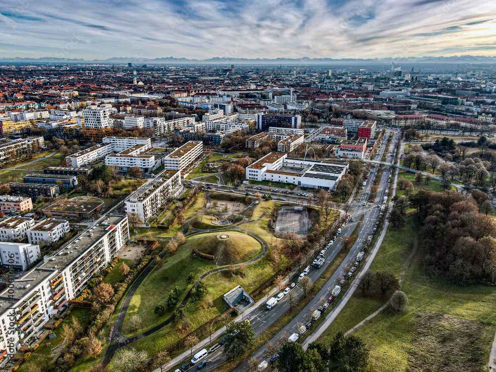 Naklejka premium Blick über Schwabing-West und die Innenstadt von München nach Süden