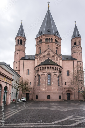 Roman Catholic Mainz Cathedral or St. Martin's Cathedral (Der Hohe Dom zu Mainz, from 975 AD). In Old Town of Mainz rise the six towers of St. Martin's Cathedral. Mainz, Rhineland-Palatinate, Germany. © dbrnjhrj