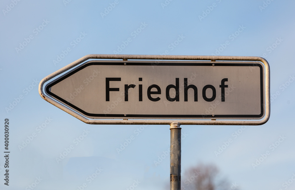Straßenschild zum Friedhof in deutscher Schrift