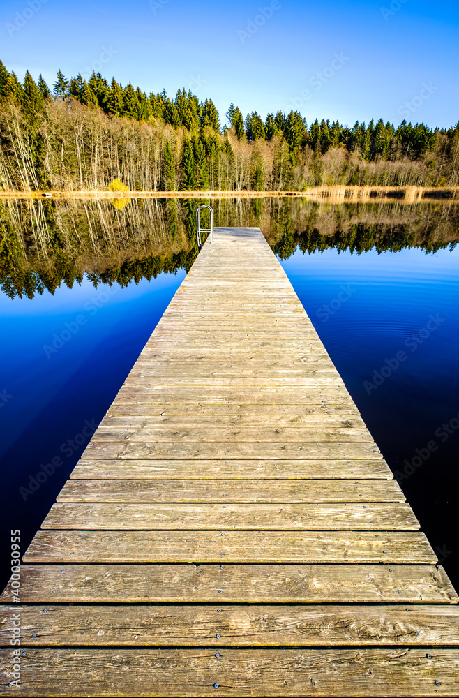 Obraz premium old wooden jetty at a lake